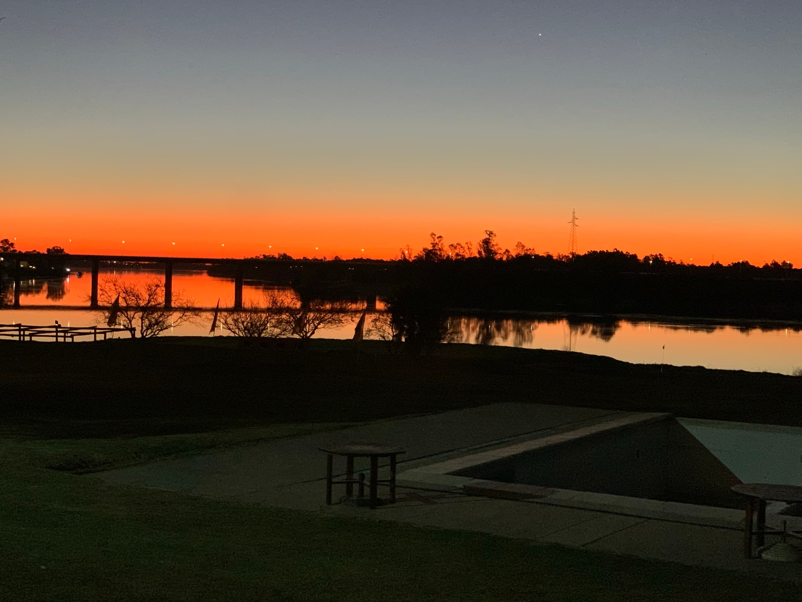 Piscina con vista al río
