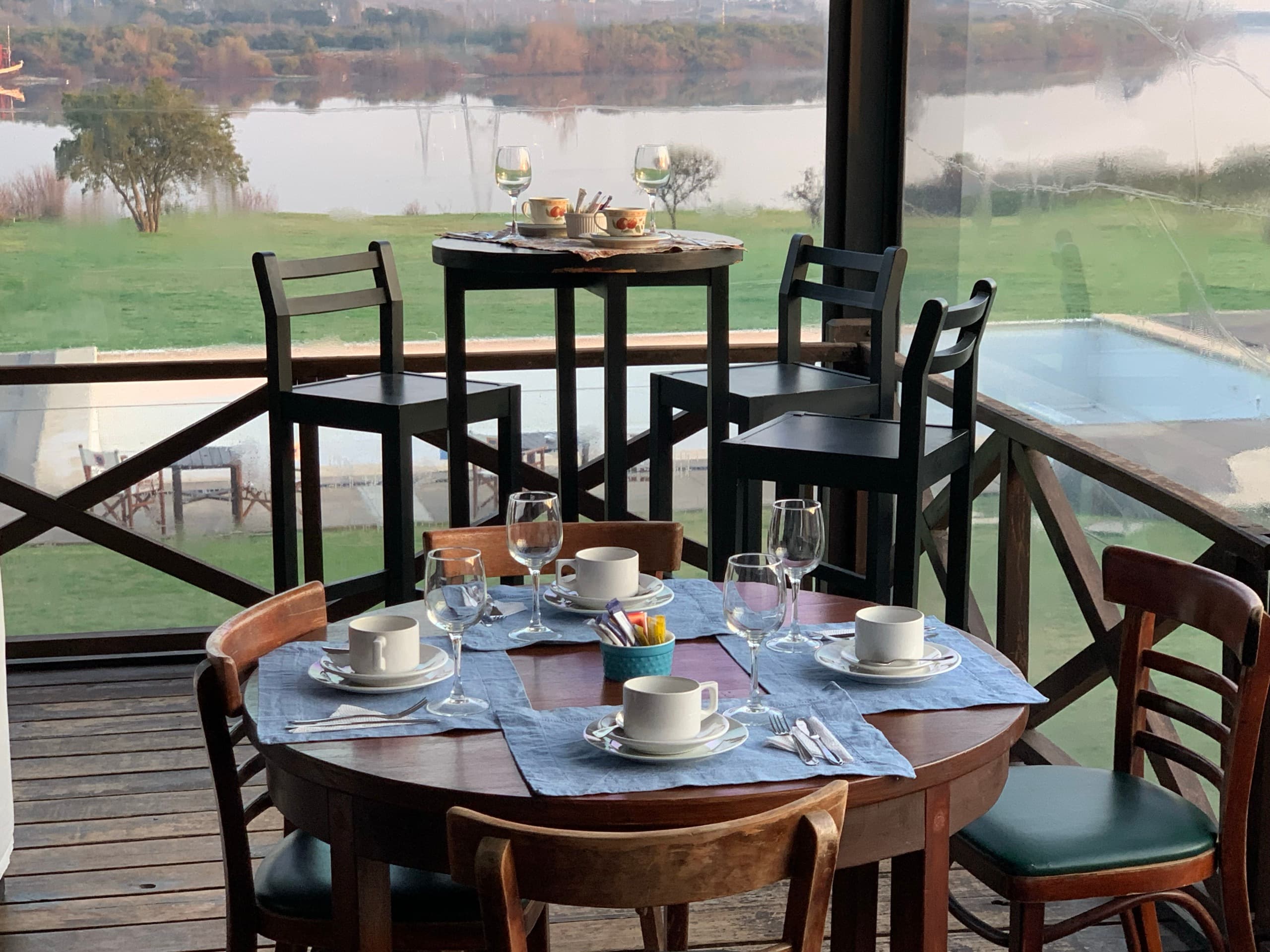 Desayuno con vista al Río Negro