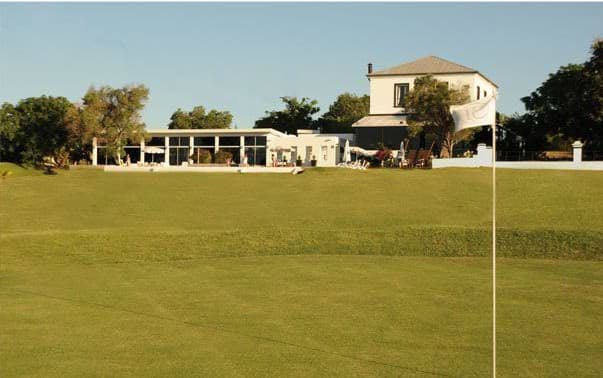 Vista de la casona del club desde la cancha de golf